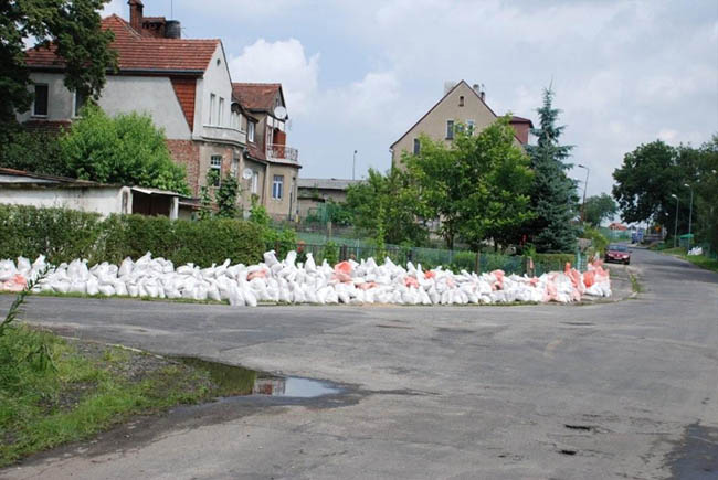 Więcej pieniędzy dla powodzian z Dolnego Śląska Więcej pieniędzy dla powodzian z Dolnego Śląska Blisko 1,4 mln zł przyznał w piatek (13 sierpnia) minister spraw wewnętrznych i administracji Jerzy Miller na pokrycie kosztów akcji przeciwpowodziowej w województwie...
