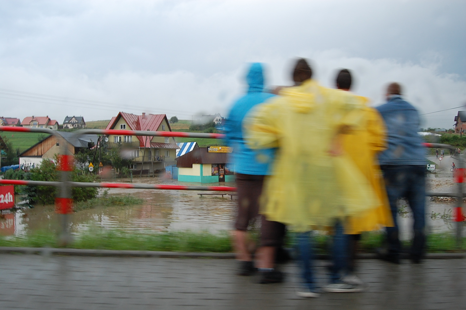 Małopolskie Gminy otrzymają pieniądze na wynajem kontenerów dla powodzian Gminy otrzymają pieniądze na wynajem kontenerów dla powodzian. 1,2 mln złotych otrzymają Pcim, Pleśna, Szczucin oraz Dobczyce. Samorządy będą mogły wynajmować kontenery, a także mieszkania dla rodzin, które nie mogą...