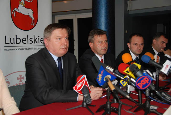Szef MSWiA o pomocy dla powodzian Większe uprawnienia dla wojewody w razie powodzi, pomoc dla gmin poszkodowanych przez żywioł, wykorzystanie pieniędzy, które otrzymała gmina Wilków to kwestie, o których rozmawiał minister Jerzy Miller z lubelskimi samorządowcami....